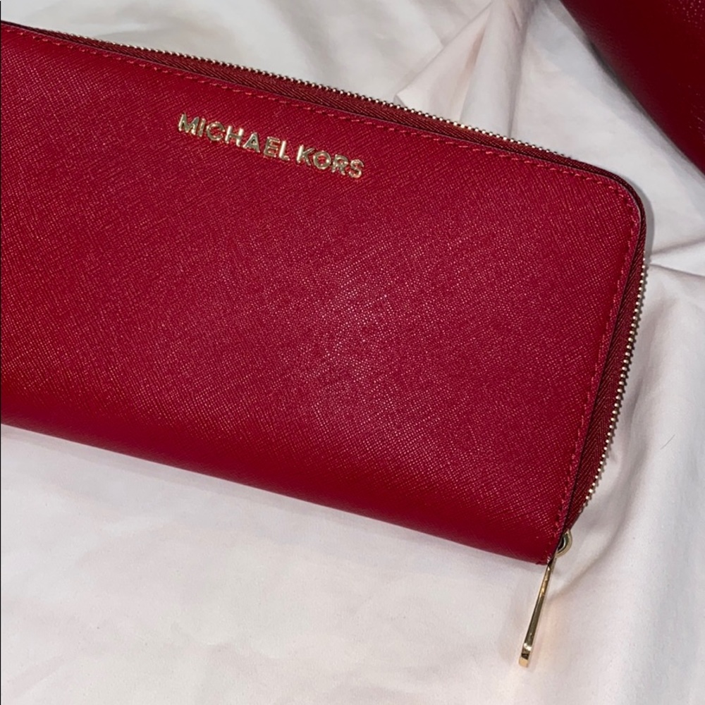 MK Dark red med. tote and clutch 🔐 - Picture 6 of 7